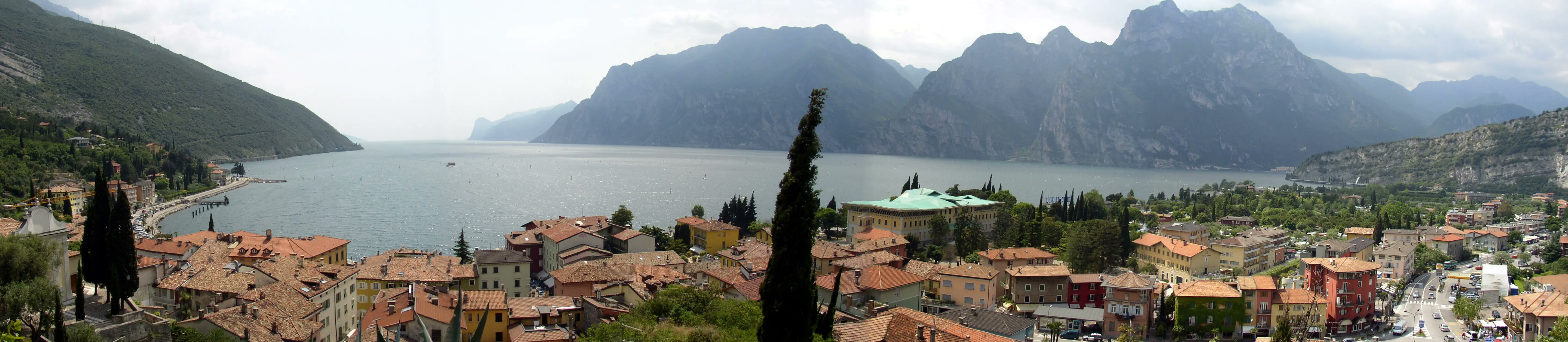 Le scale metalliche del sentiero Busatte-Tempesta con vista sul Lago di Garda