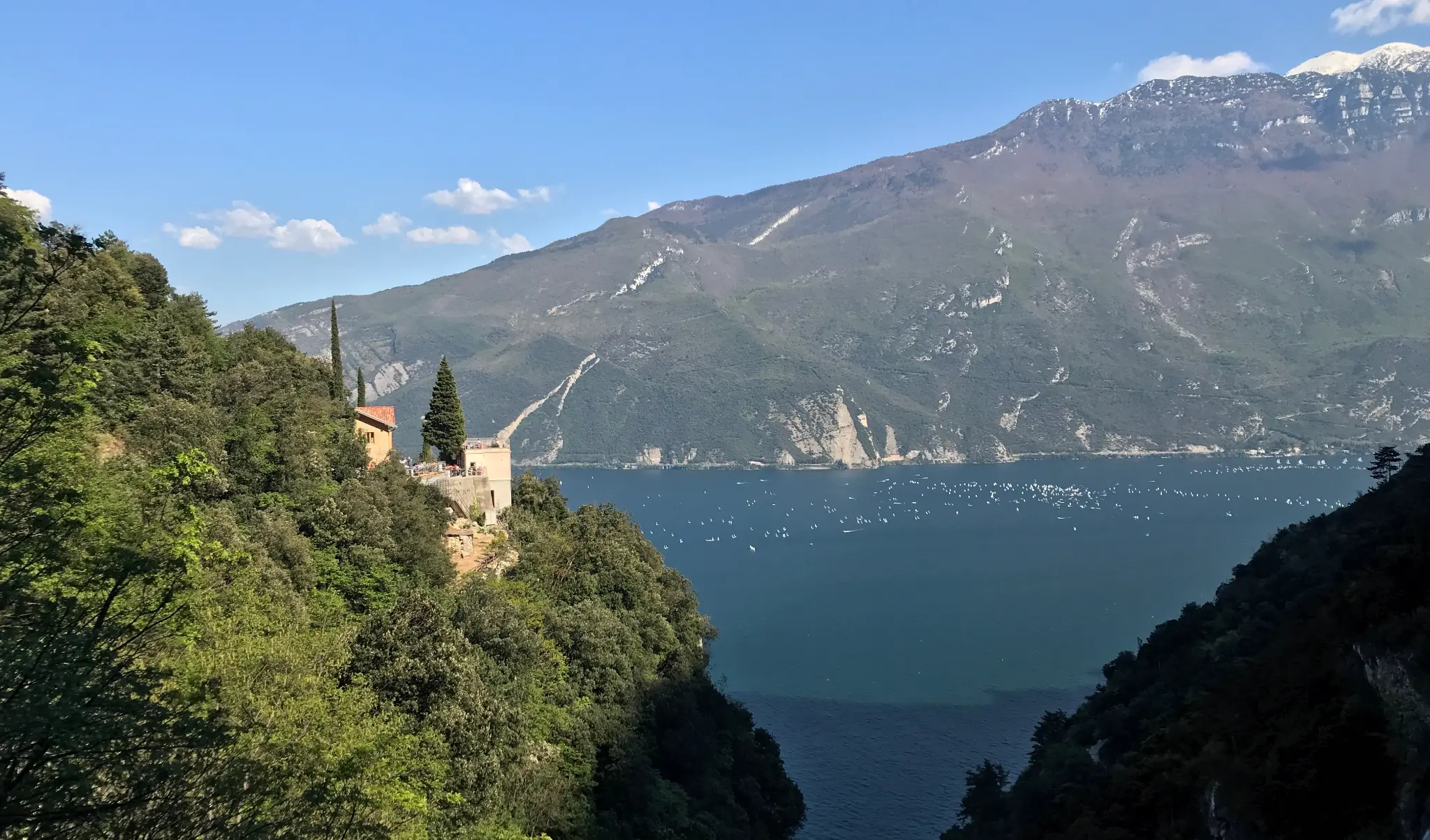 Vista panorámica desde el Sendero Ponale hacia el lago y las montañas