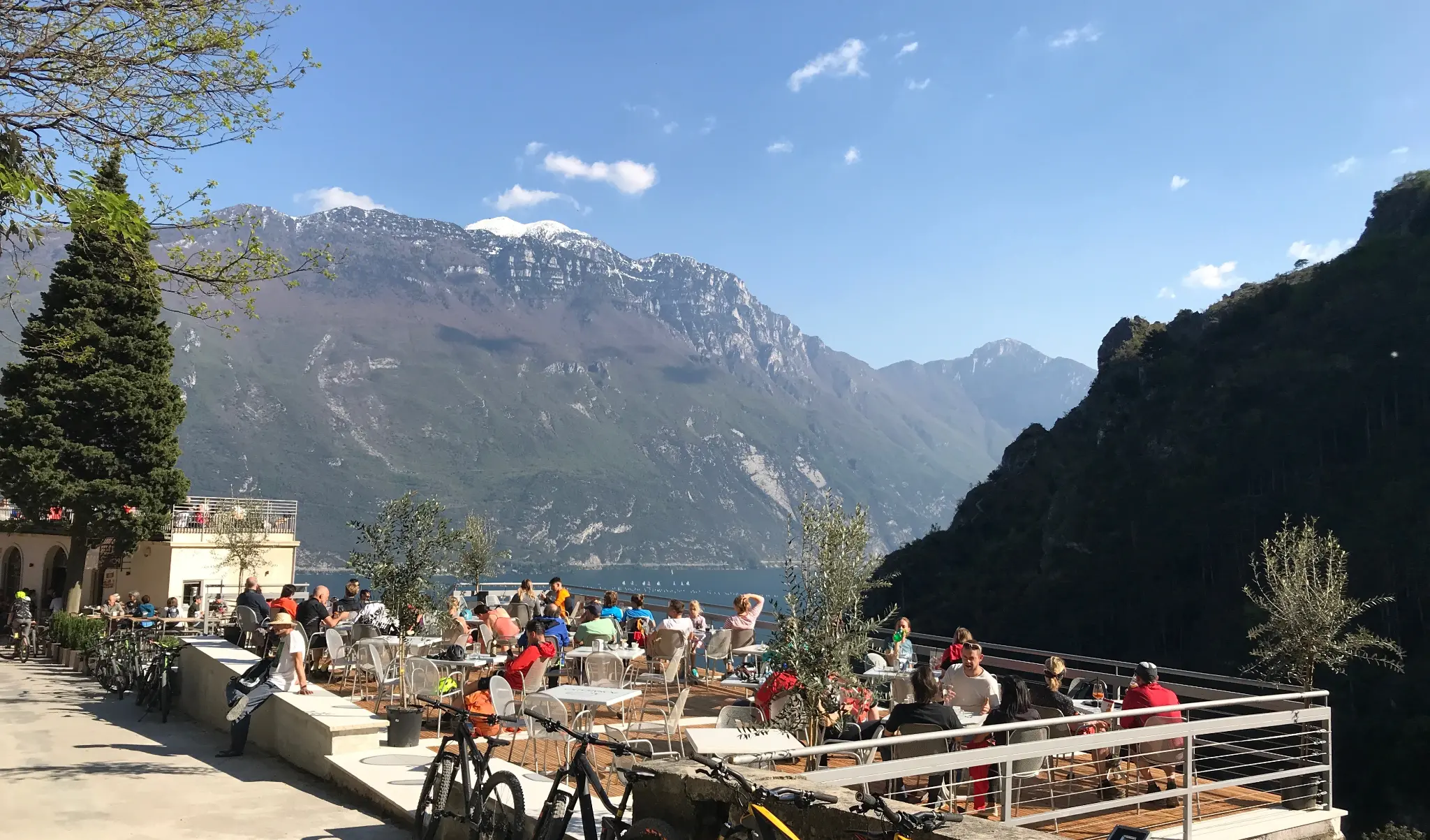 La terraza del Ristorante Ponale Alto Belvedere con vistas a las montañas