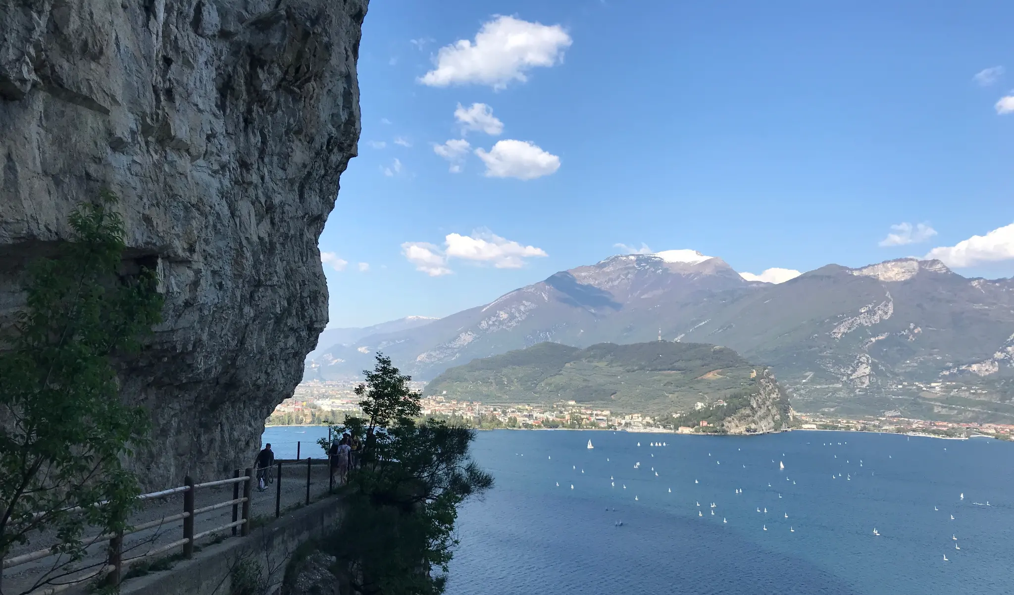 La antigua carretera de Ponale excavada en la roca con vistas al lago