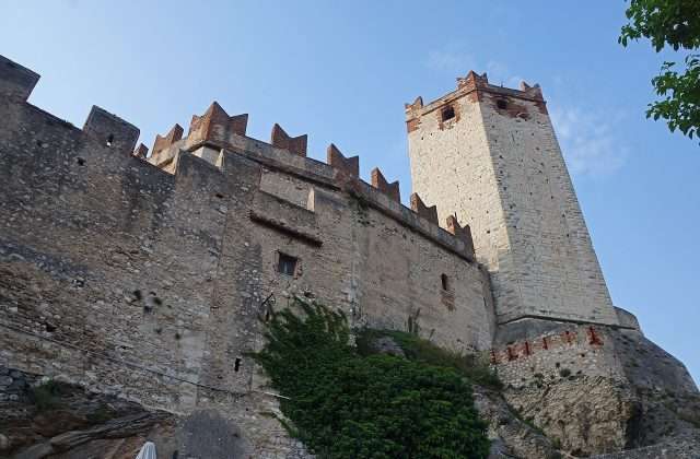 El Castello Scaligero de Malcesine encaramado sobre la roca con vistas al Lago de Garda y el Monte Baldo al fondo