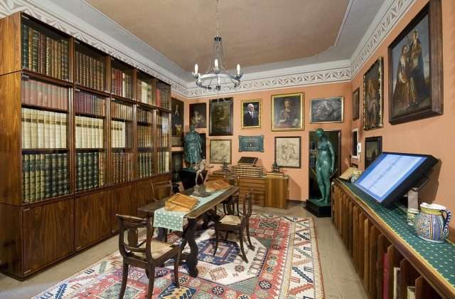 La Casa del Podestà sede de la Fondazione Ugo Da Como en Lonato del Garda con la biblioteca y las colecciones de arte
