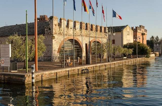 Het historische Venetiaanse Douanehuis in het centrum van Lazise, oud douanegebouw van de Republiek Venetië aan het Gardameer