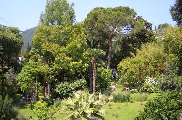Jardín Botánico André Heller en Gardone Riviera con plantas exóticas y esculturas en el Lago de Garda