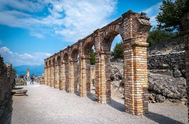 Ruinas romanas de las Grotte di Catullo en la península de Sirmione, área arqueológica con vista al Lago de Garda