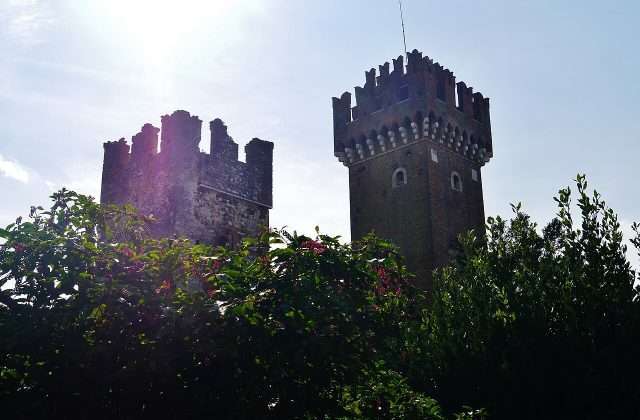 Het Scaligero-kasteel van Lazise met de kantelen en torens aan de Veronese oever van het Gardameer