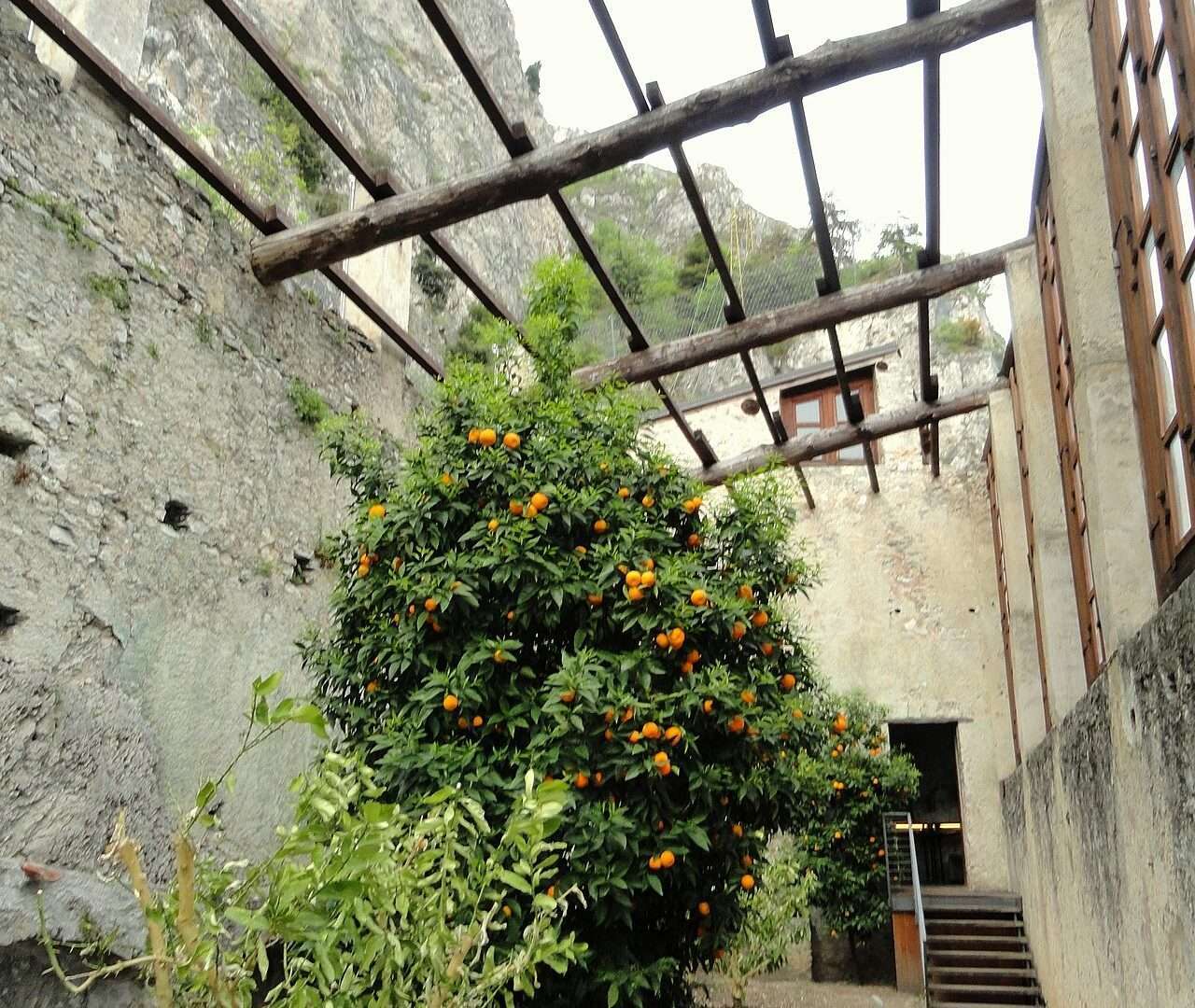 De oude Limonaia del Castel in Limone sul Garda met de citroenkweekterrassen, typische Gardararchitectuur