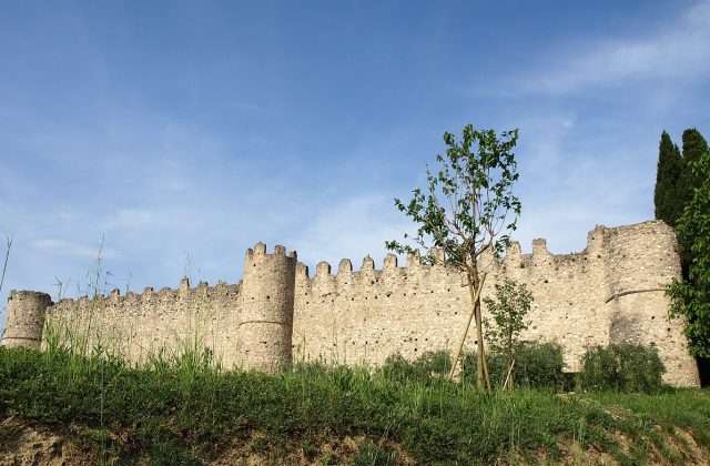 Las murallas del Castillo de Moniga del Garda en la Valtenesi bresciana, rodeado de viñedos con vista al lago
