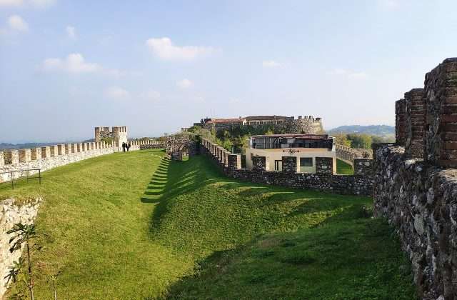 La Rocca di Lonato del Garda, imponente fortaleza medieval con vista panorámica sobre las colinas morrénicas y el lago