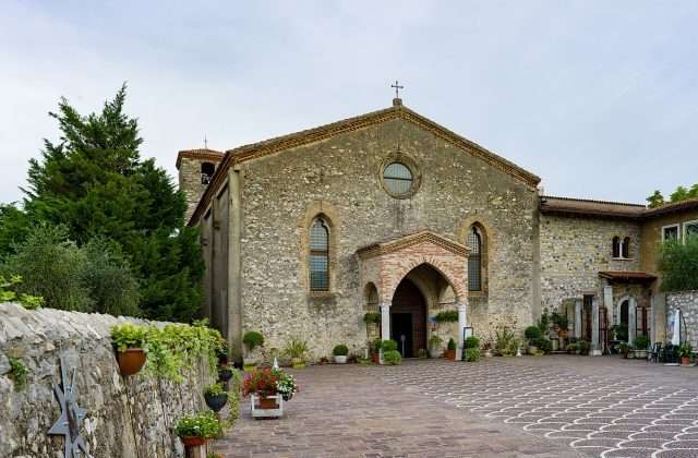 La fachada del Santuario de la Madonna del Carmine en San Felice del Benaco, iglesia del siglo XV en el Lago de Garda