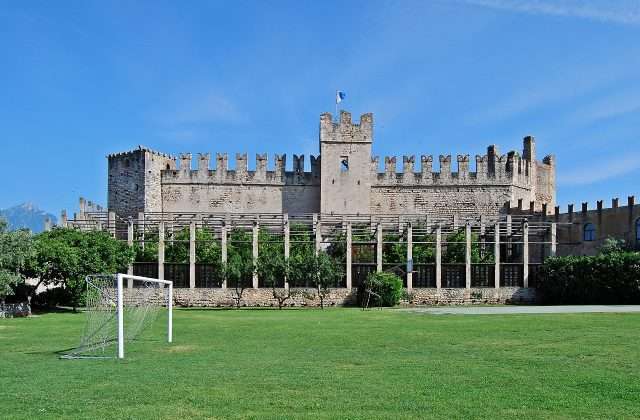 Il Castello Scaligero di Torri del Benaco sulla sponda veronese del Lago di Garda con la limonaia storica