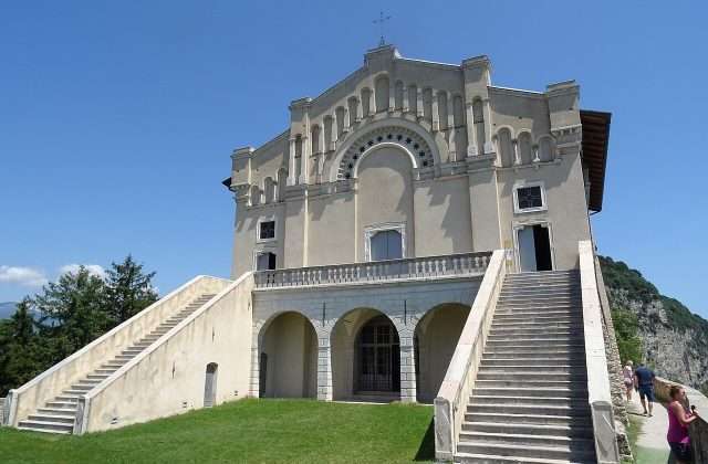El Santuario de Montecastello en Tignale encaramado sobre el acantilado a pico sobre el Lago de Garda, lugar de peregrinación