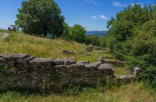 El Parque Arqueológico de la Valtenesi junto a la Rocca di Manerba del Garda con piezas desde la prehistoria hasta la época romana