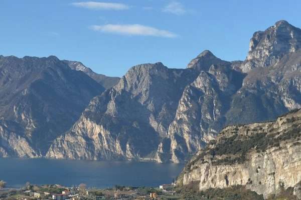 Cima Capi e pareti rocciose Lago di Garda