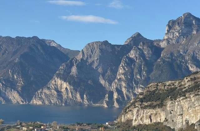 Cima Capi und Felswände am Gardasee
