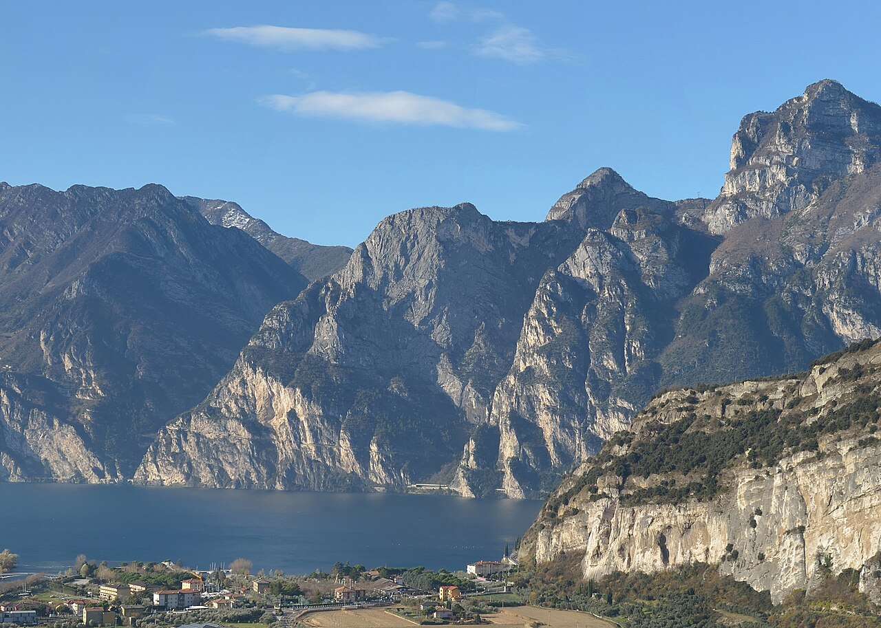 Cima Capi und Felswände am Gardasee