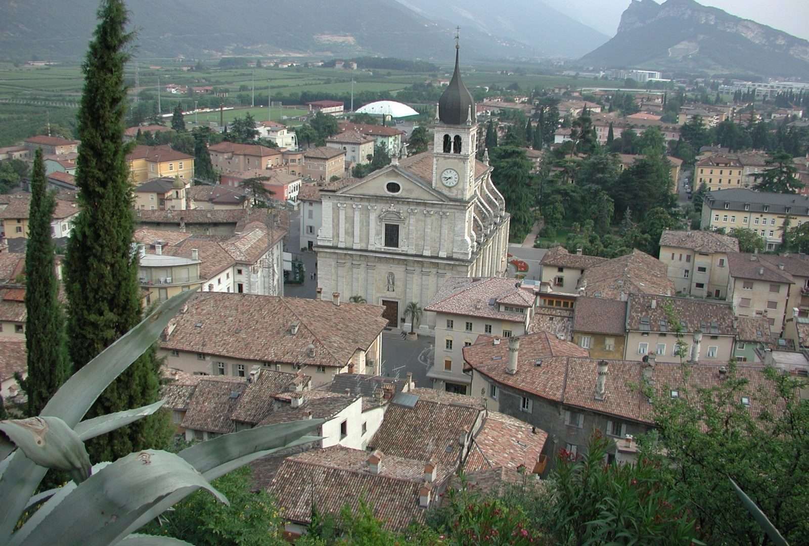 Fachada de la Colegiata dell'Assunta en Arco