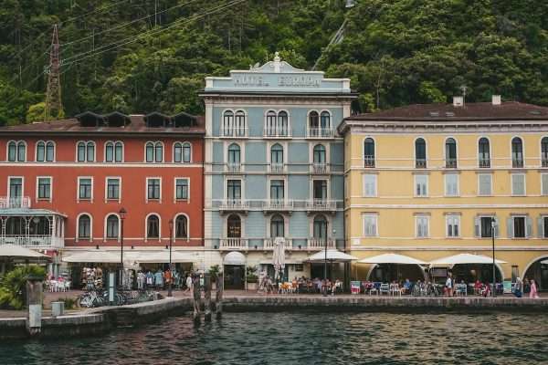 Bunte Häuser am Gardasee