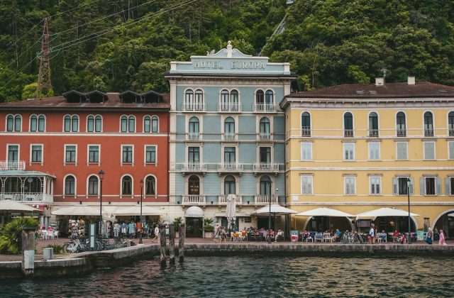 Bunte Häuser am Gardasee