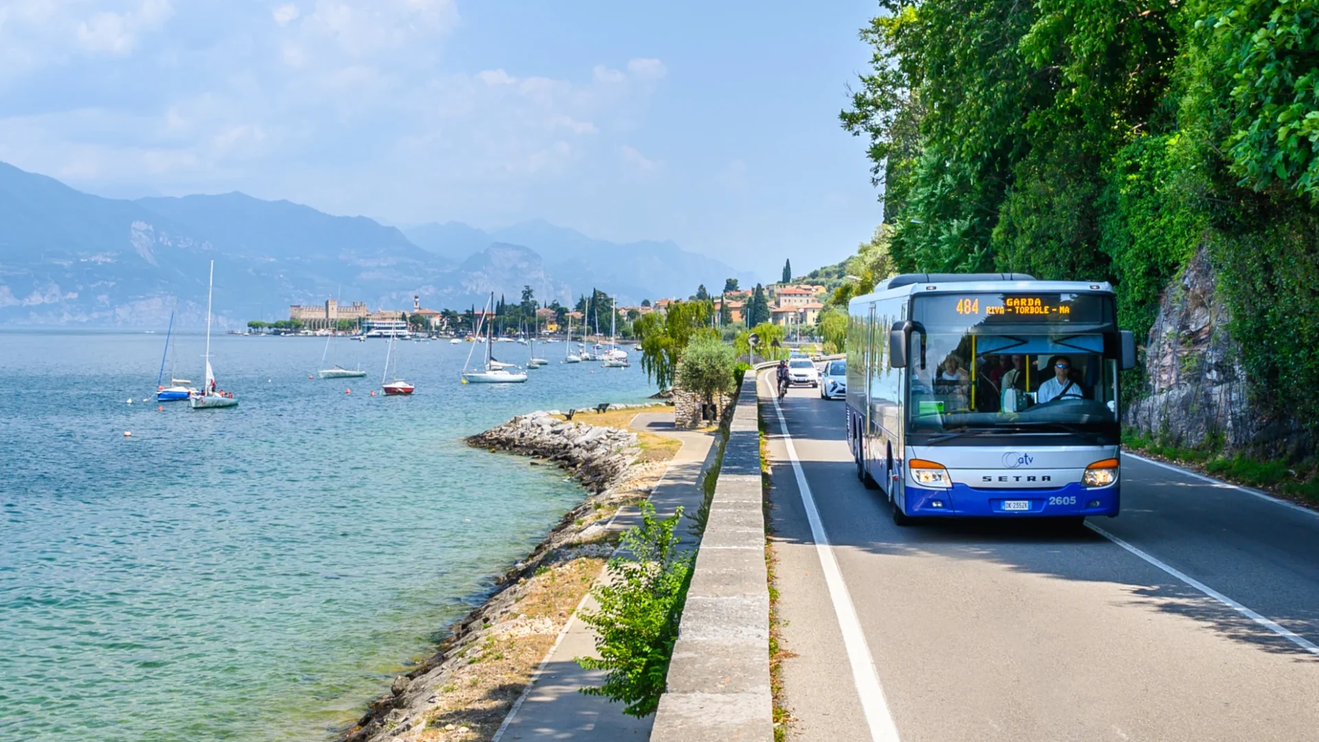 ATV-Bus Linie 484 Garda-Riva del Garda auf der Gardesana entlang des Sees