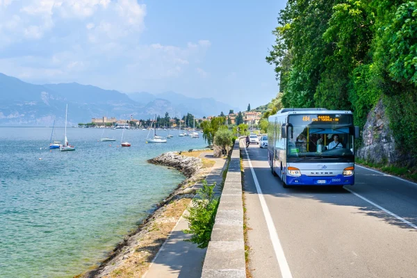 Bus ATV ligne 484 Garda-Riva del Garda sur la Gardesana le long du lac