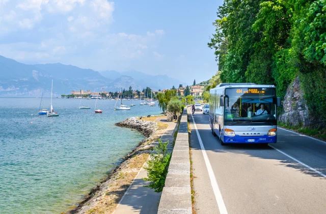 ATV-Bus Linie 484 Garda-Riva del Garda auf der Gardesana entlang des Sees
