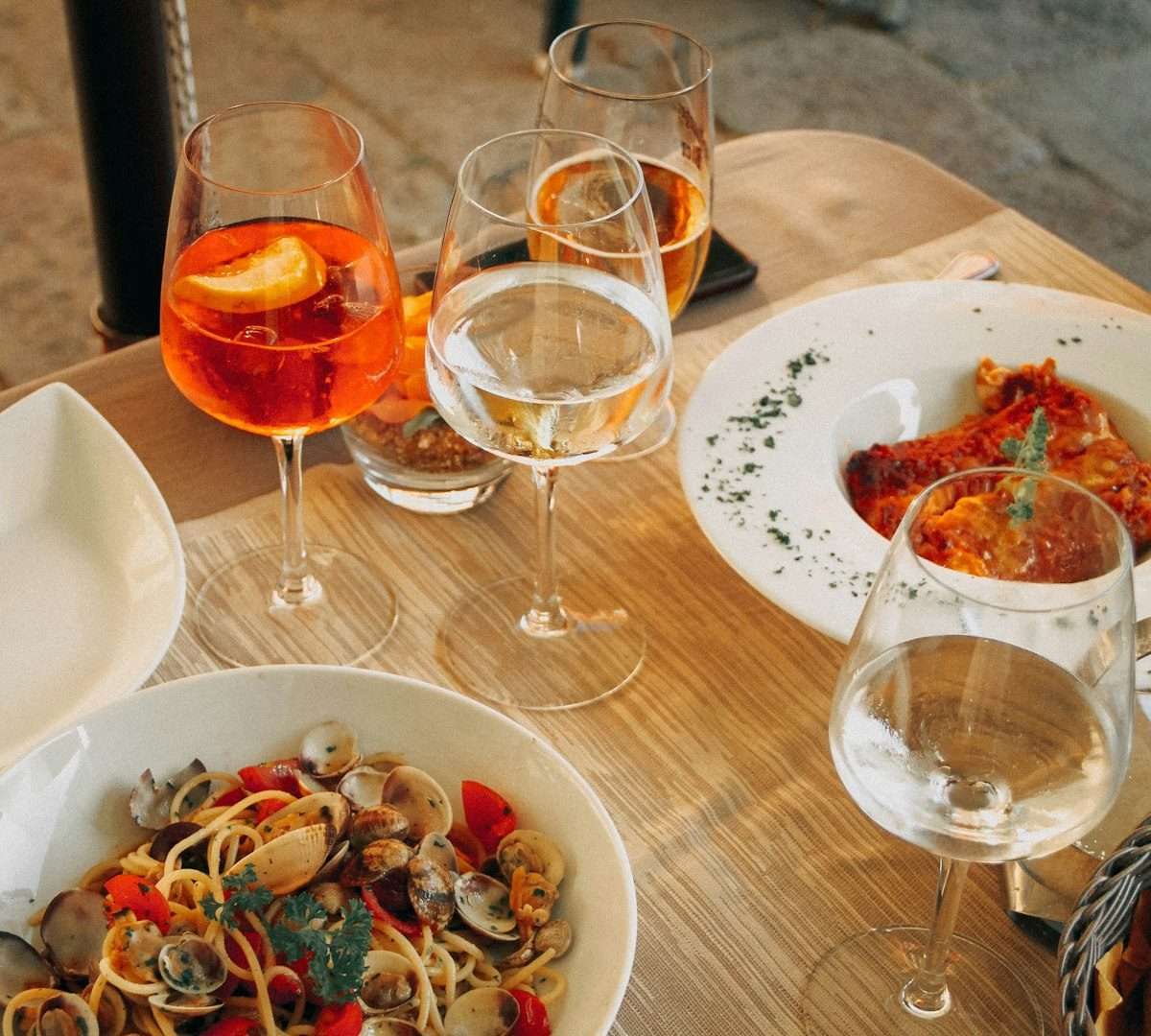 Tisch mit italienischen Speisen und Wein
