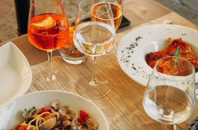 Tisch mit italienischen Speisen und Wein
