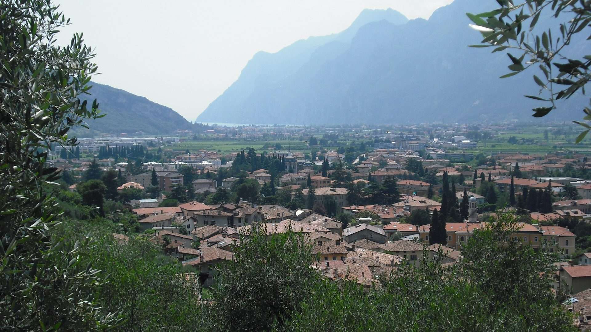 Veduta panoramica del centro storico di Arco con il castello sullo sfondo