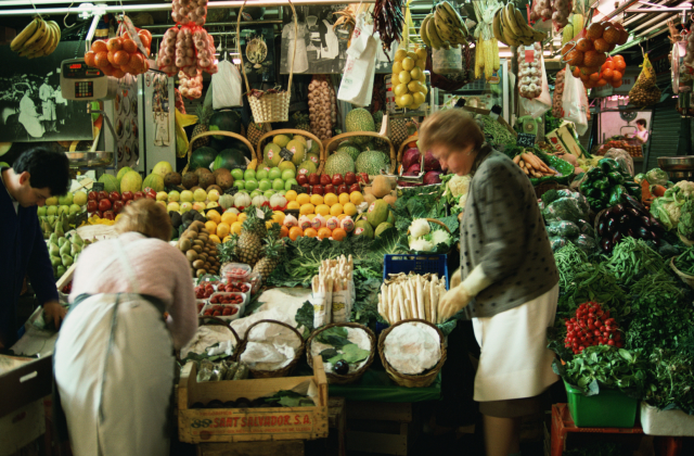 Groente- en fruitkraam op de weekmarkt aan het Gardameer