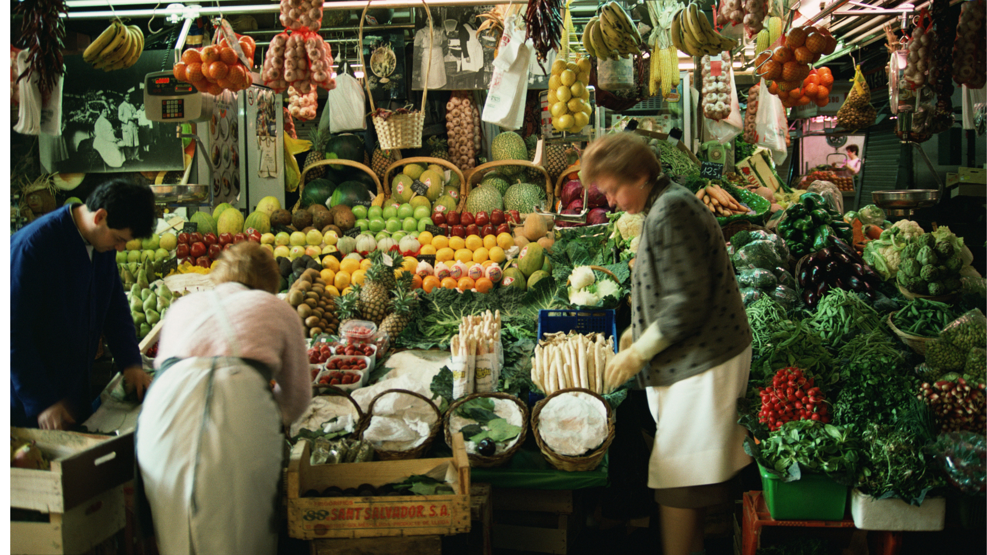 Groente- en fruitkraam op de weekmarkt aan het Gardameer