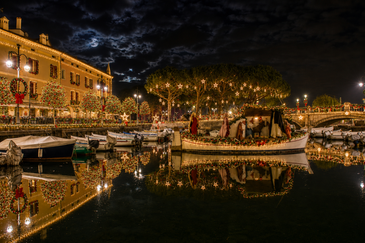 Oude haven van Desenzano verlicht voor de kerstmarkten