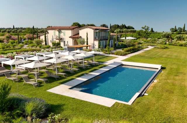 Natiia Wine Relais — terras zwembad uitzicht Gardameer