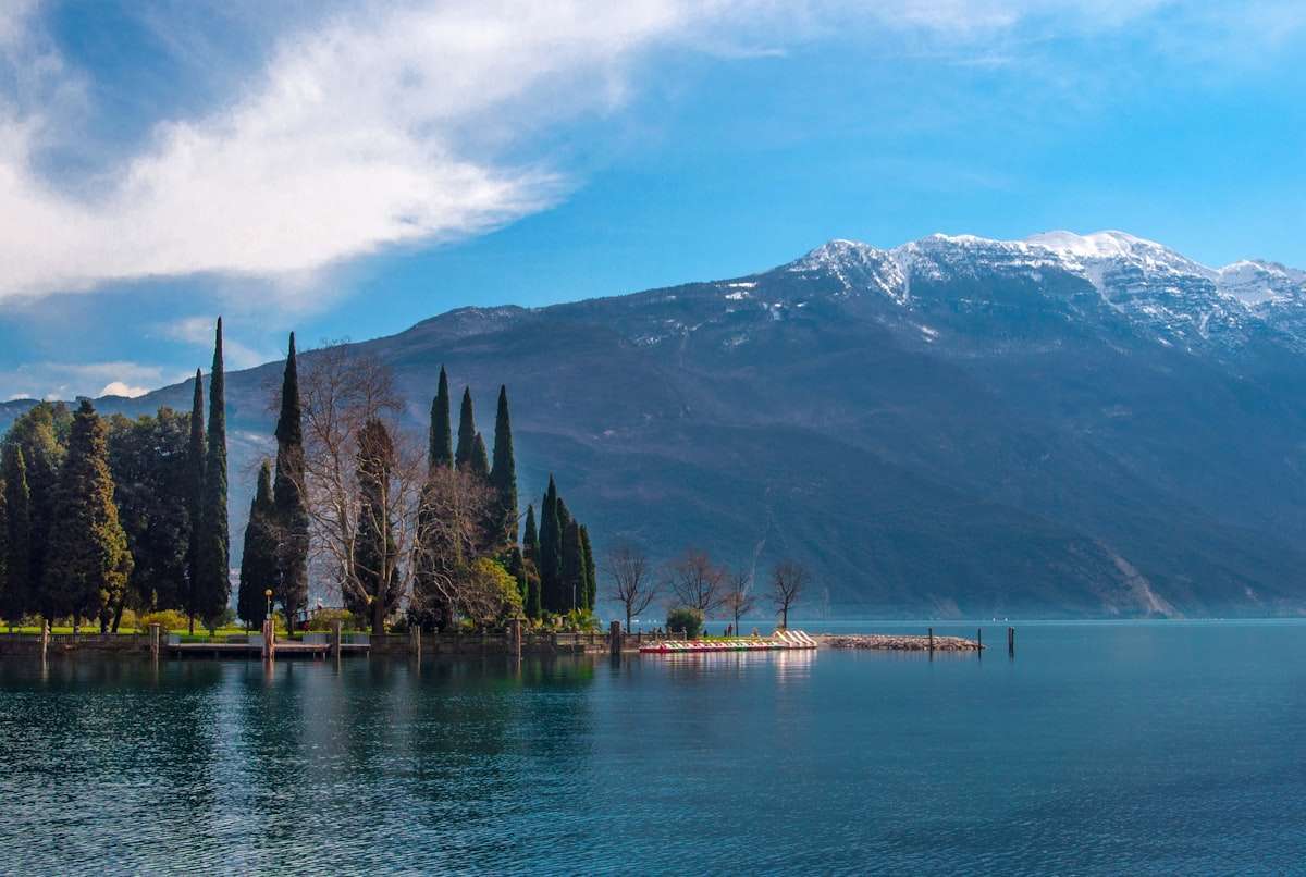 Panorama del Lago di Garda con montagne