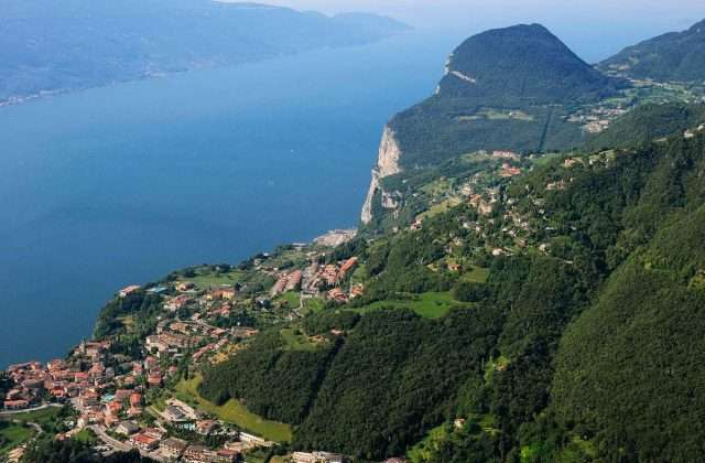 Panoramablick auf Tremosine sul Garda vom Passo Nota