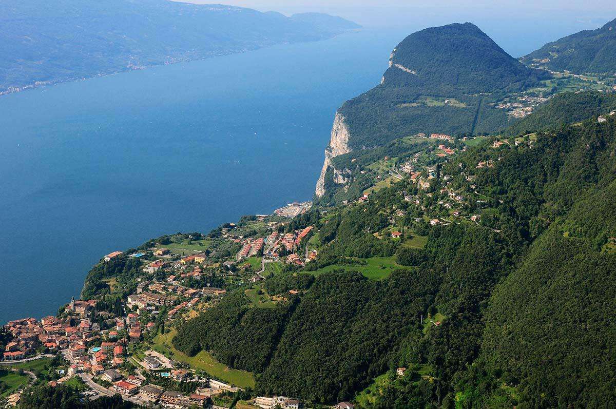 Panoramisch uitzicht op Tremosine sul Garda vanaf de Passo Nota