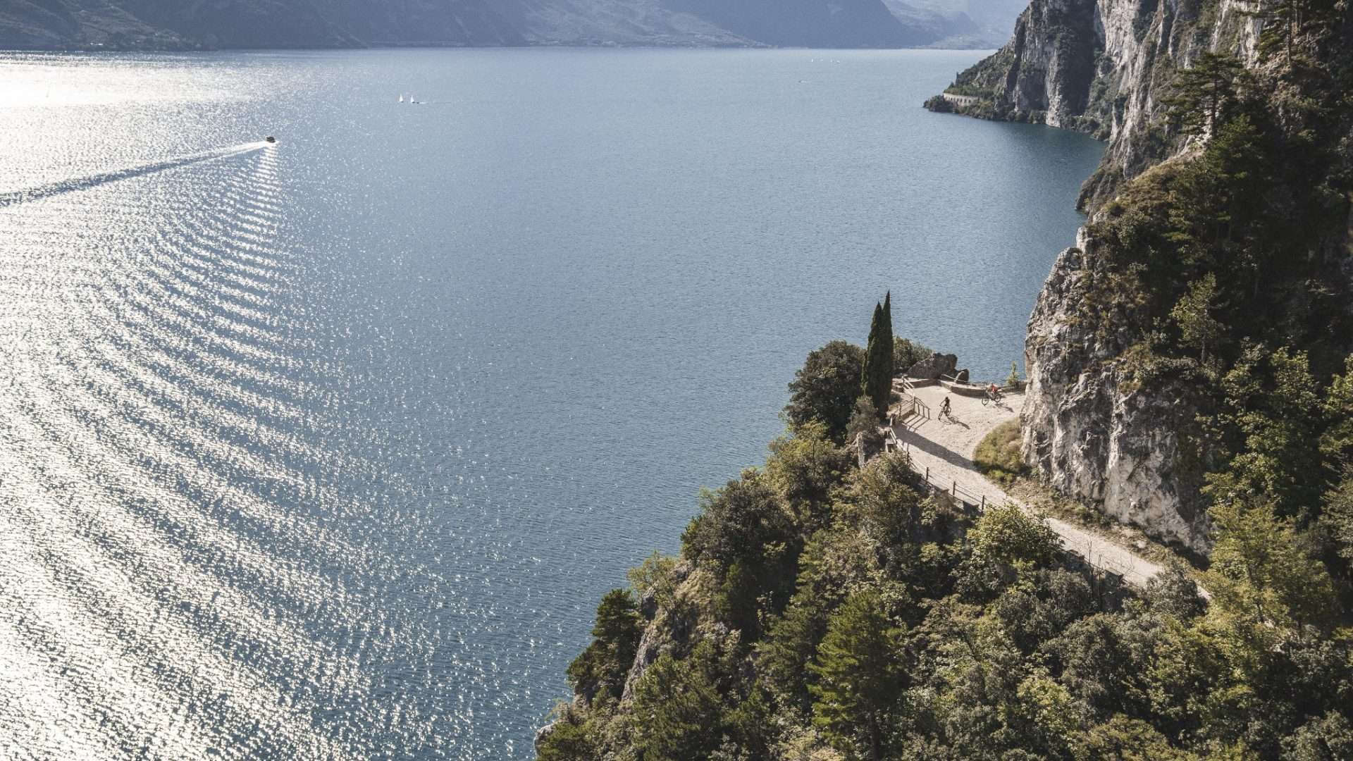 Sentiero del Ponale excavado en la roca con vista panorámica al Lago de Garda