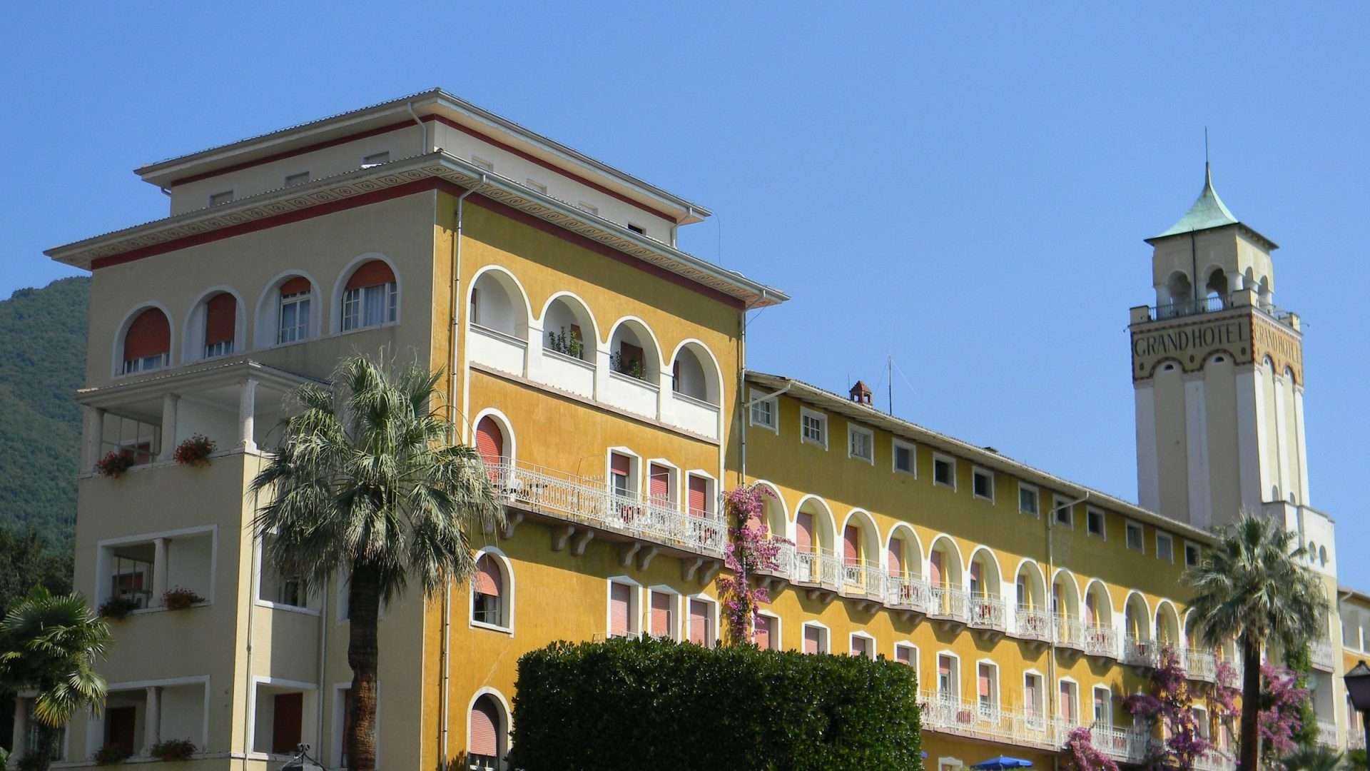 Paseo lacustre y Grand Hotel