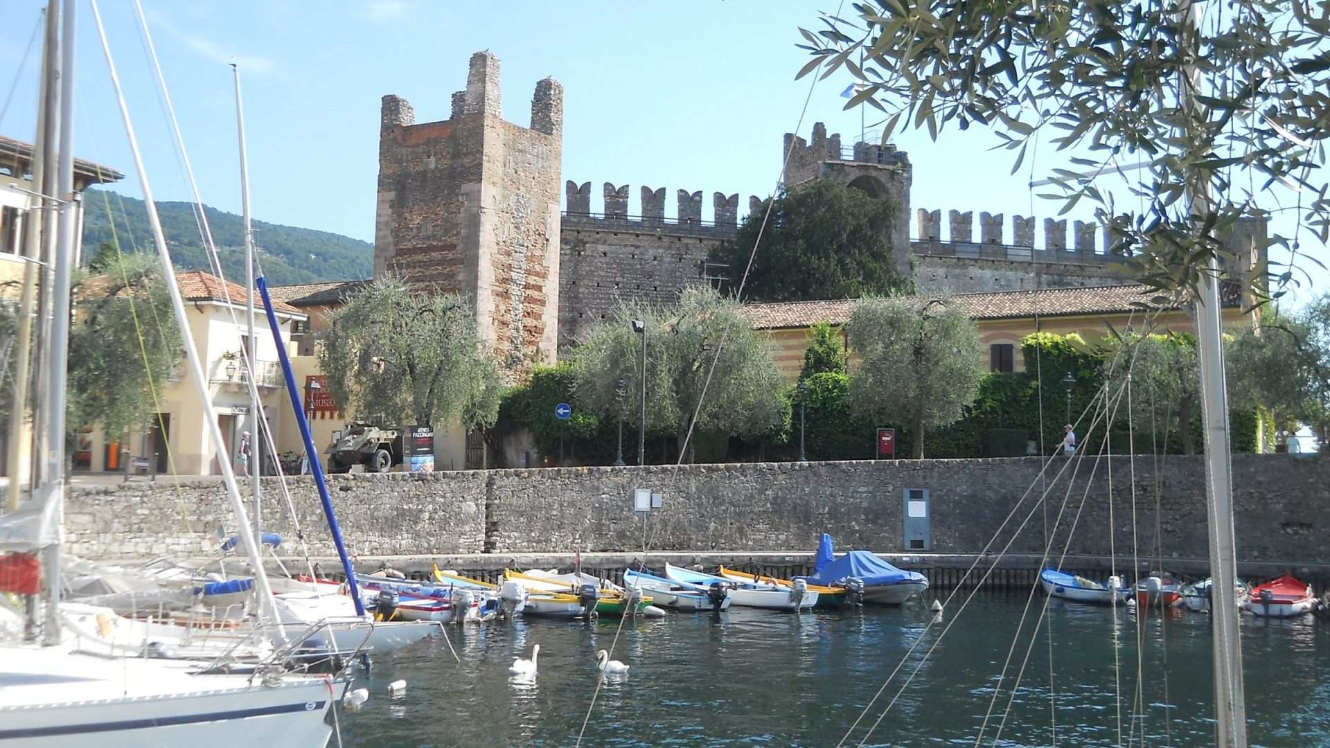 Hafen und Seepromenade von Torri del Benaco