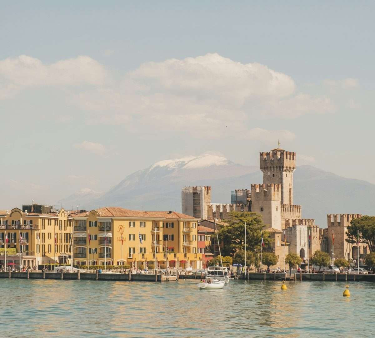 Vista romántica de Sirmione en el Lago de Garda
