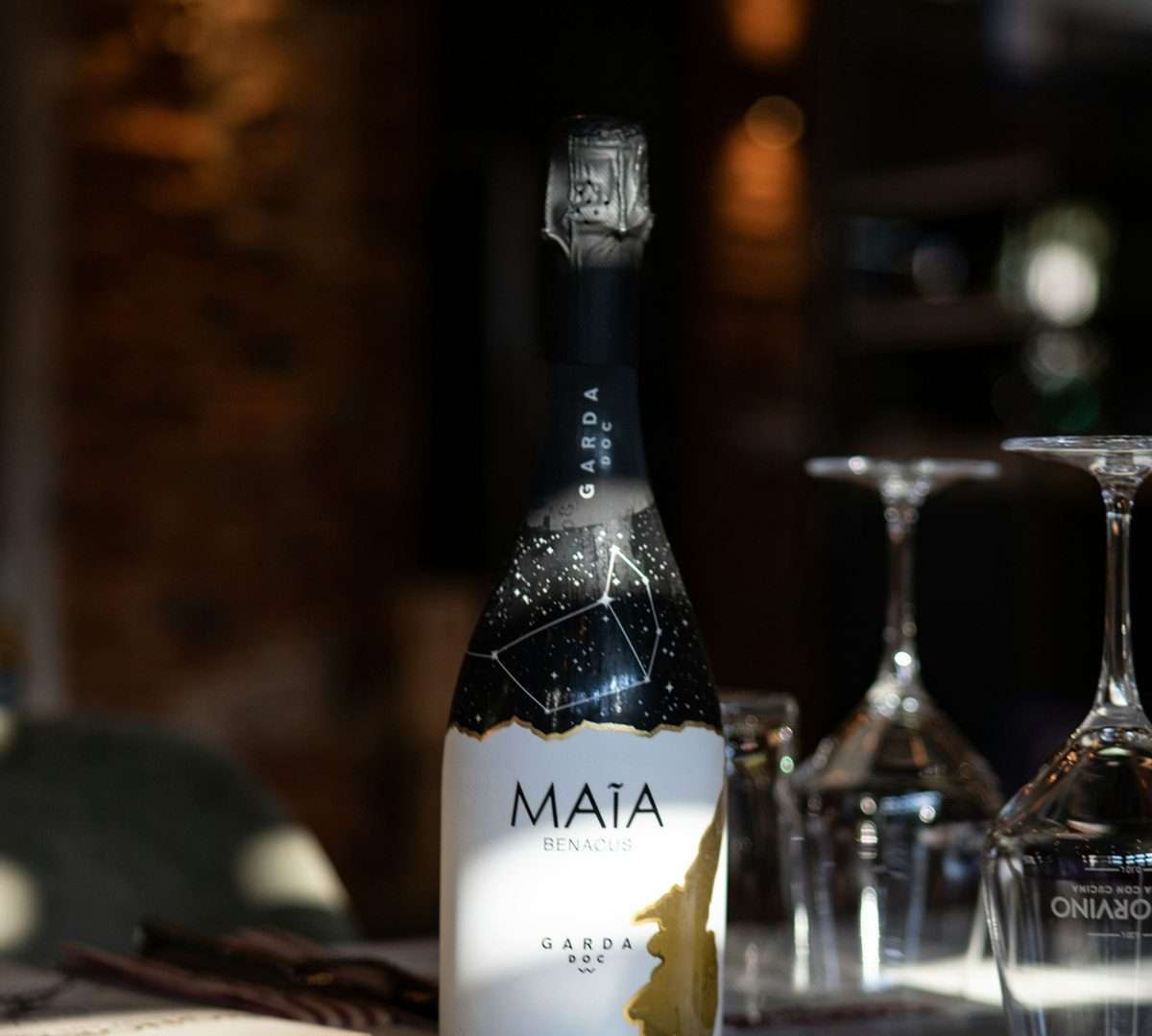 Bottiglia di vino e prodotti tipici italiani