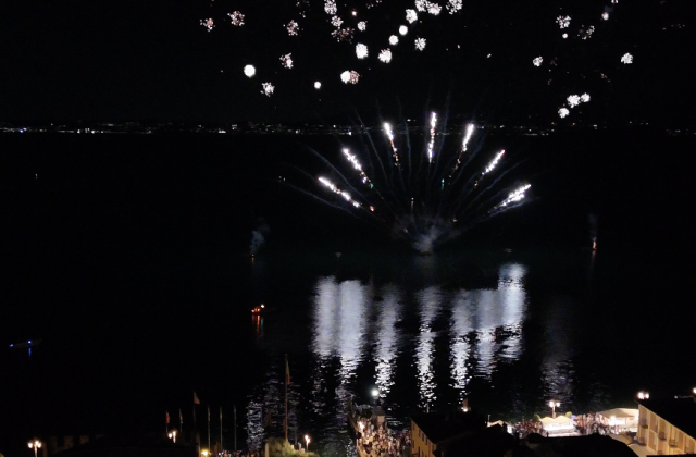 Fuochi d artificio sul porto di Lazise visti dall alto durante la Festa dell Ospite