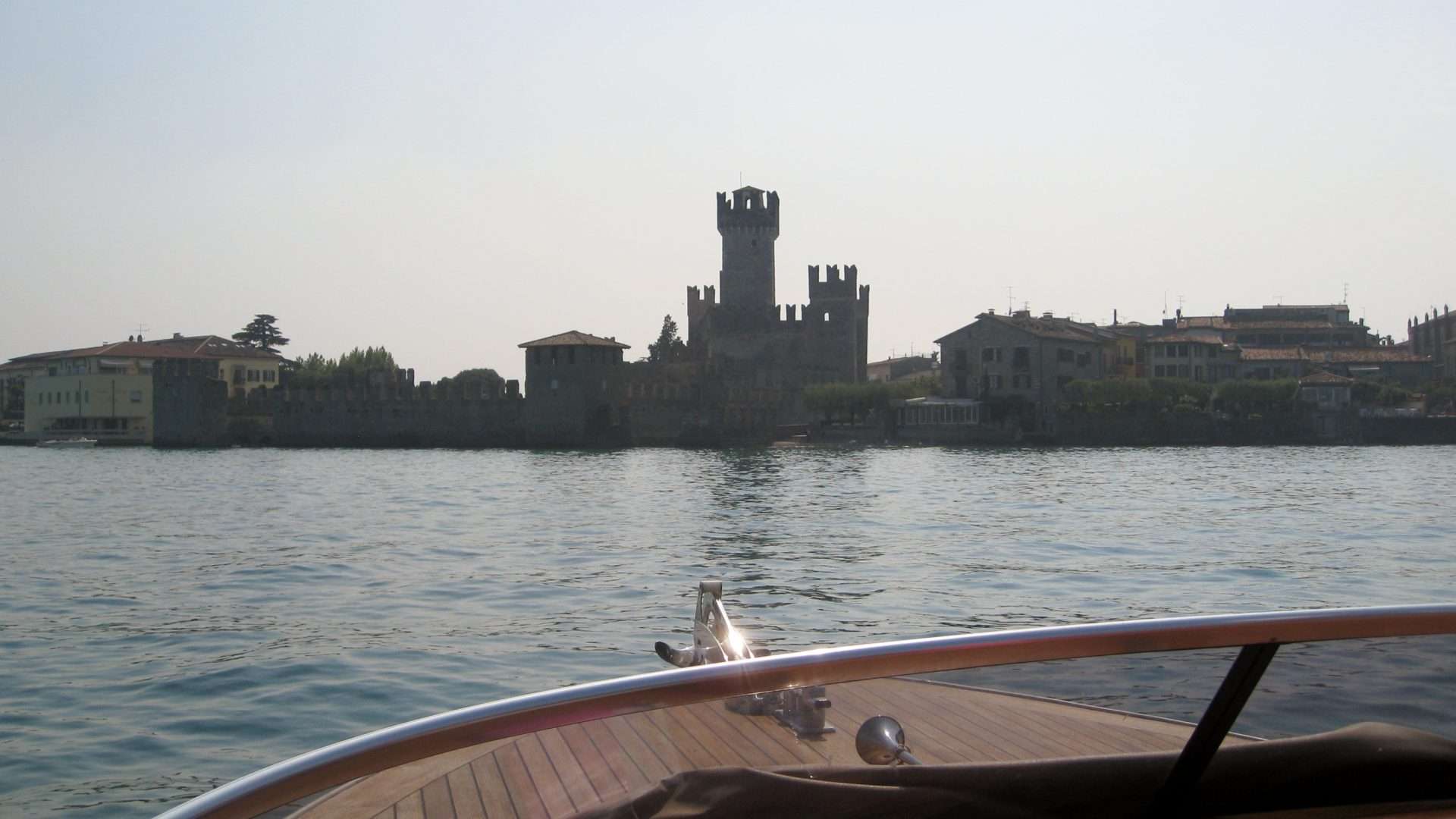 Castello Scaligero de Sirmione visto desde el Lago de Garda