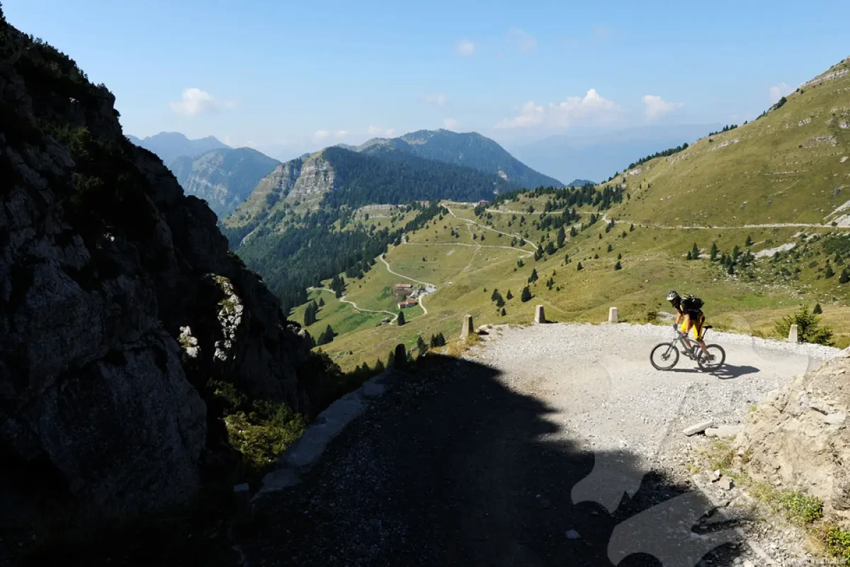 MTB na trilha do Tremalzo com vista para o Garda