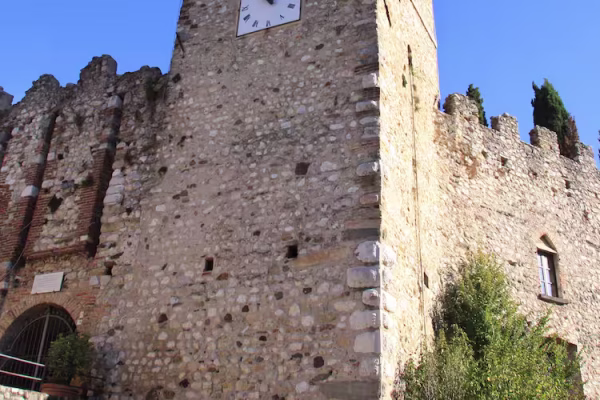 Mittelalterliche Burg von Soiano del Lago mit Turm und Zinnen