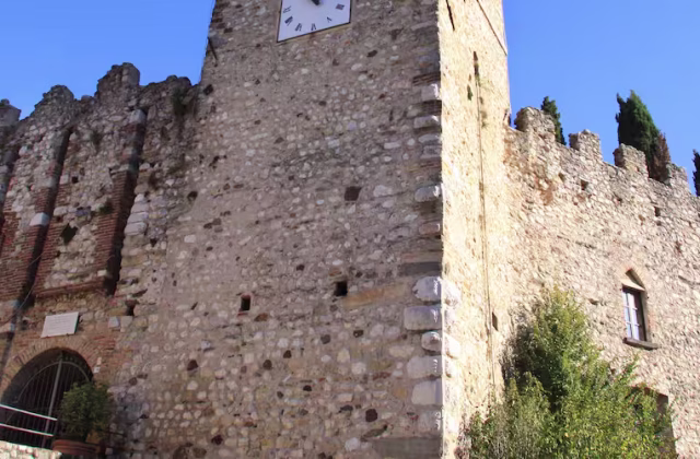 Castello medievale di Soiano del Lago con torre e mura merlate