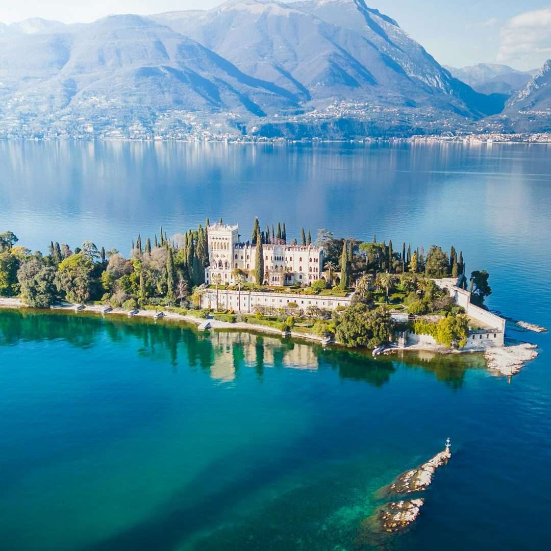 Vista aérea de la isla del Garda con Villa Borghese Cavazza y Monte Baldo