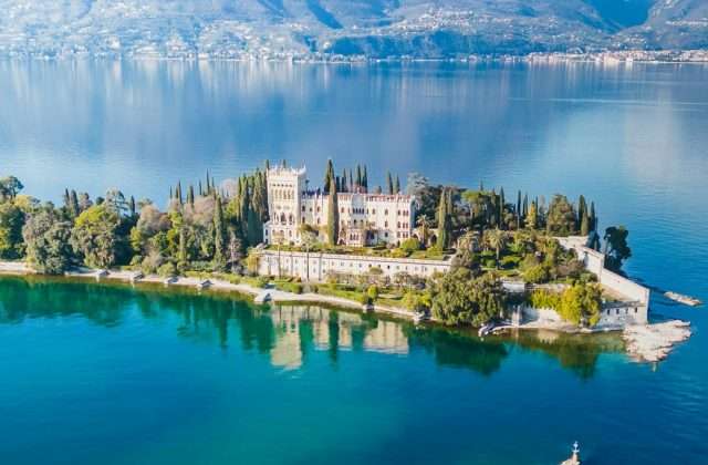 Luftansicht der Isola del Garda mit Villa Borghese Cavazza und Monte Baldo