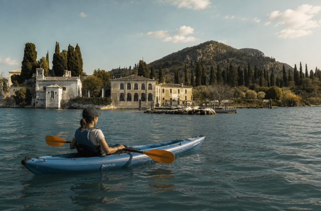 Kajak an der Punta San Vigilio – Baia delle Sirene am Gardasee