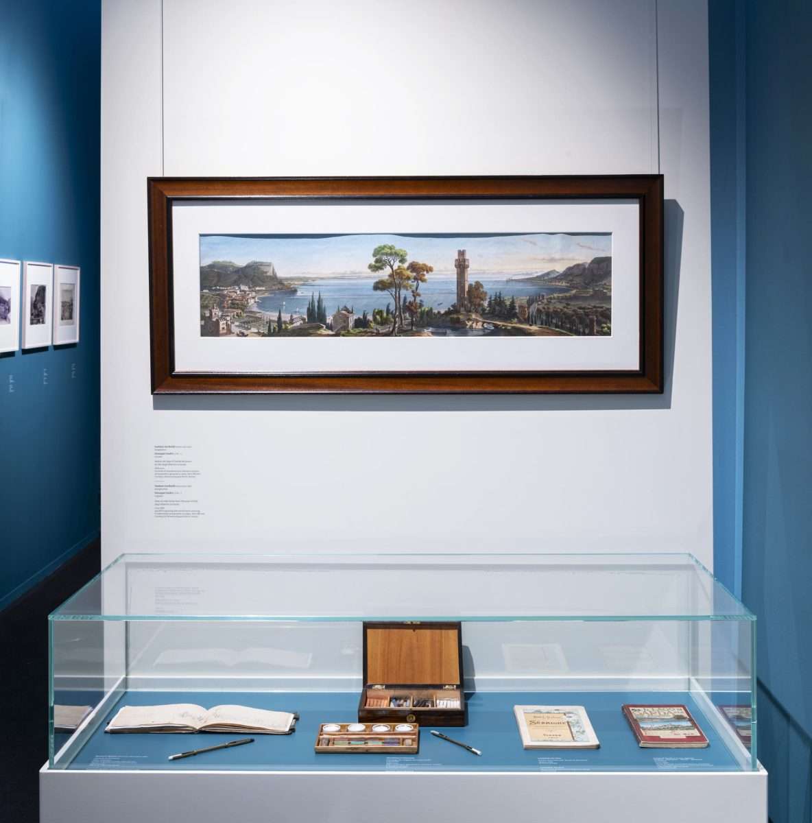 Montagem da exposição TOURIST! — desenhos e aquarelas oitocentistas do Lago de Garda